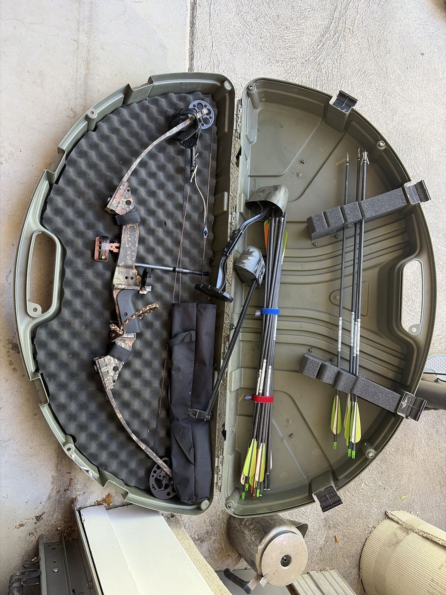 Camo Compound Bow with Hard Case and Arrows Set