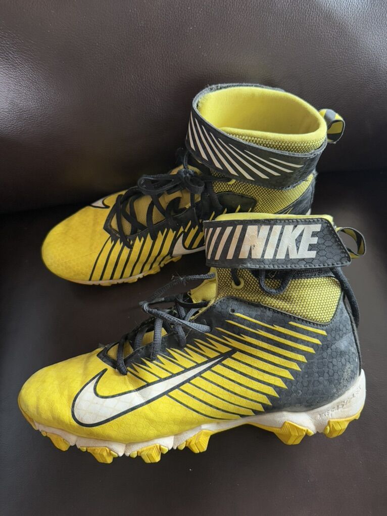 Nike Strike Football Cleats 6Y