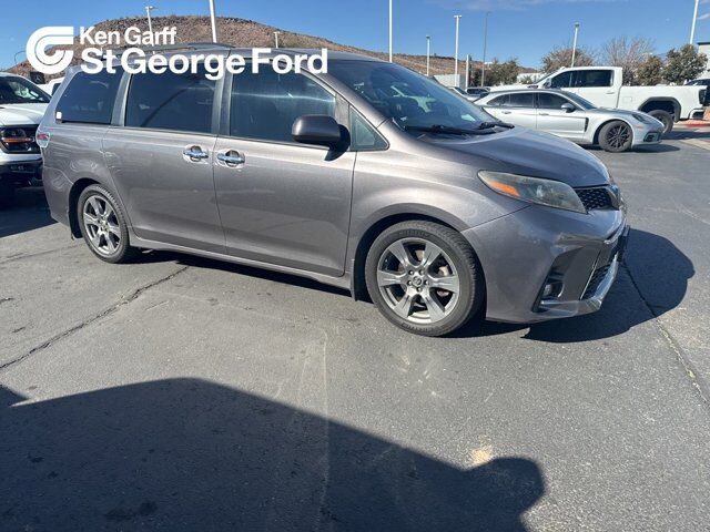 2018 Toyota Sienna SE 8-Passenger