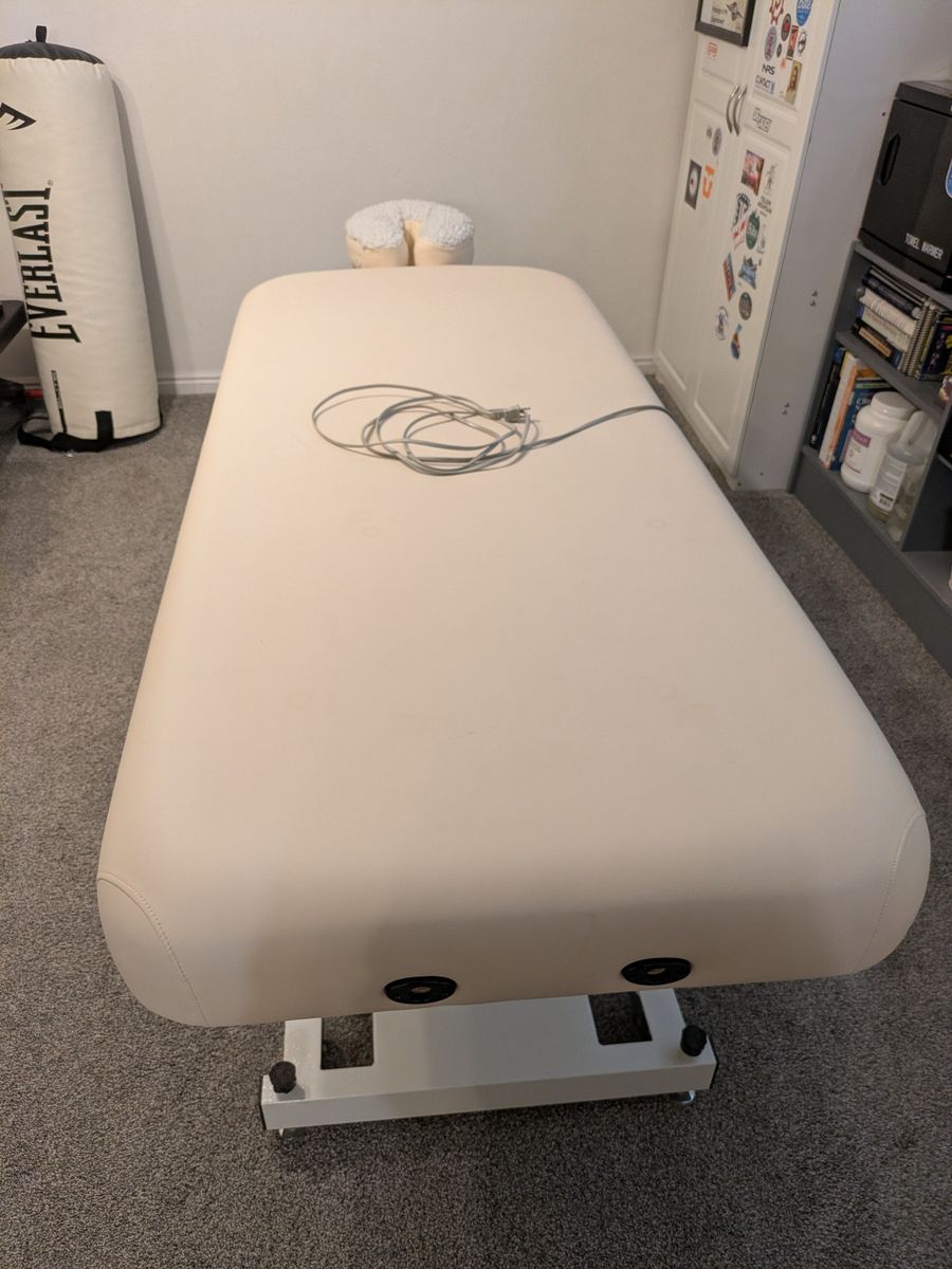 Hydraulic massage table