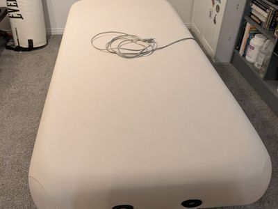 Hydraulic massage table