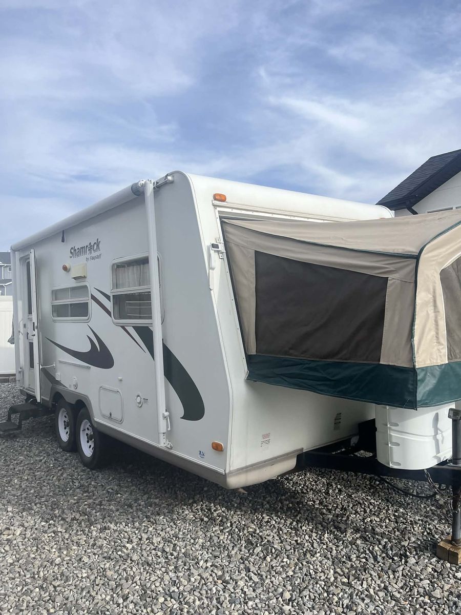 Pumper pull camping trailer