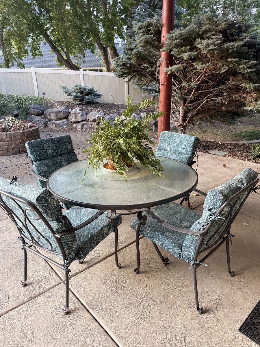 Outdoor Table and 4 chairs w/ cushions 