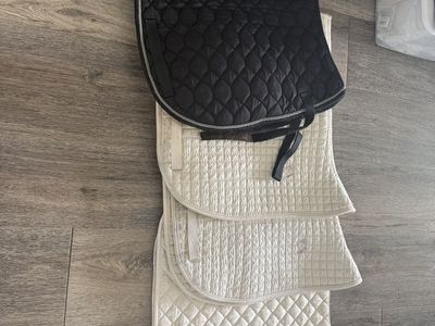 Dressage saddle pads