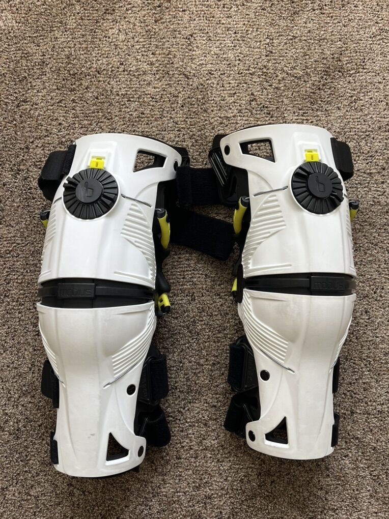 Mobius X 8 Knee braces Small