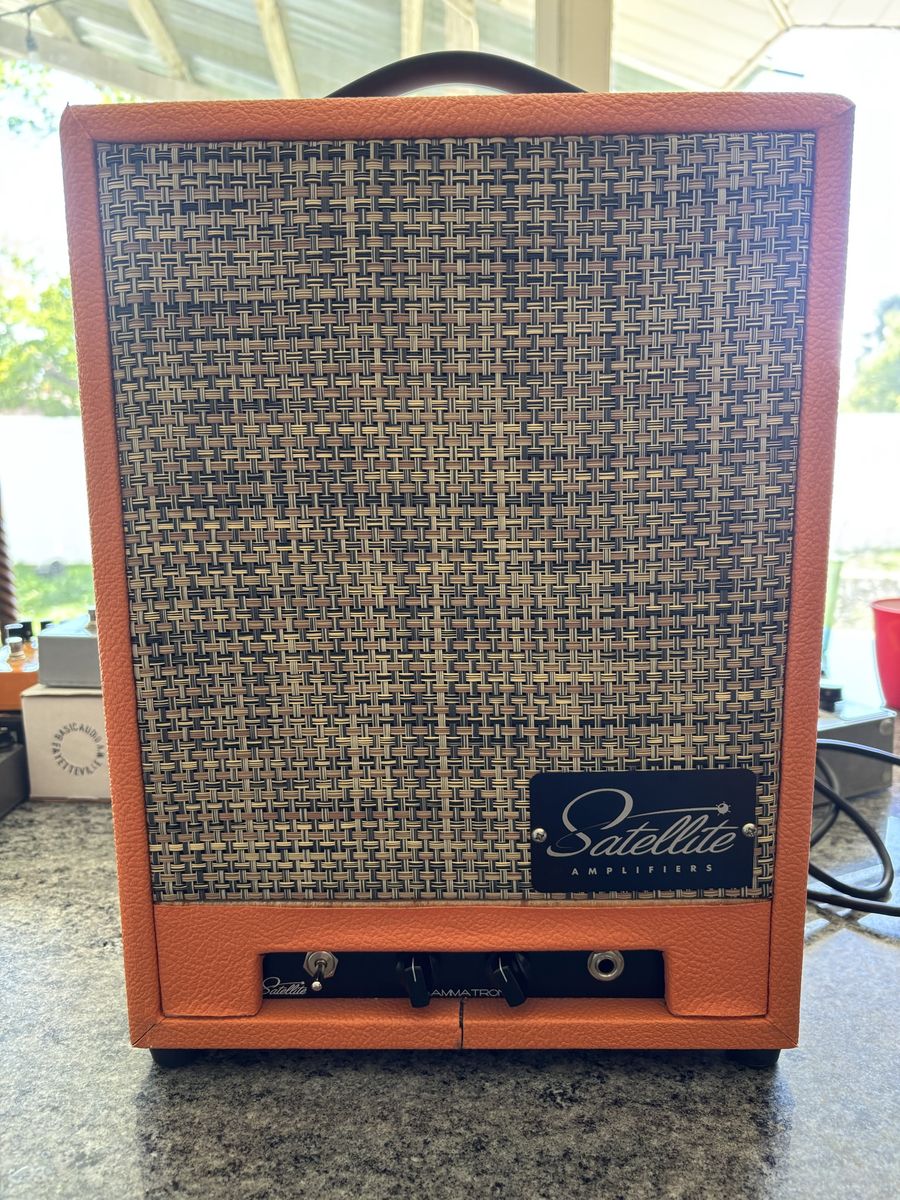 Satellite Amps Gammatron Tube Guitar Amplifier Celestion Eight 15 Speaker Orange