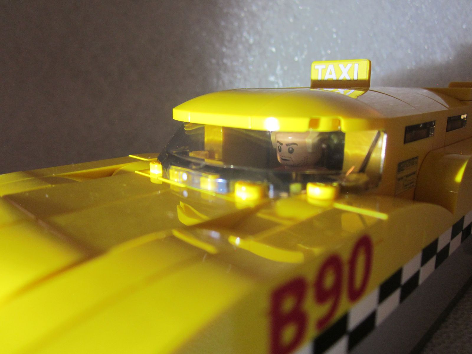 Lego Fifth Element Taxi MOC w/Corbin Dallas & Leeloo minifig and Brickarms ZF-1