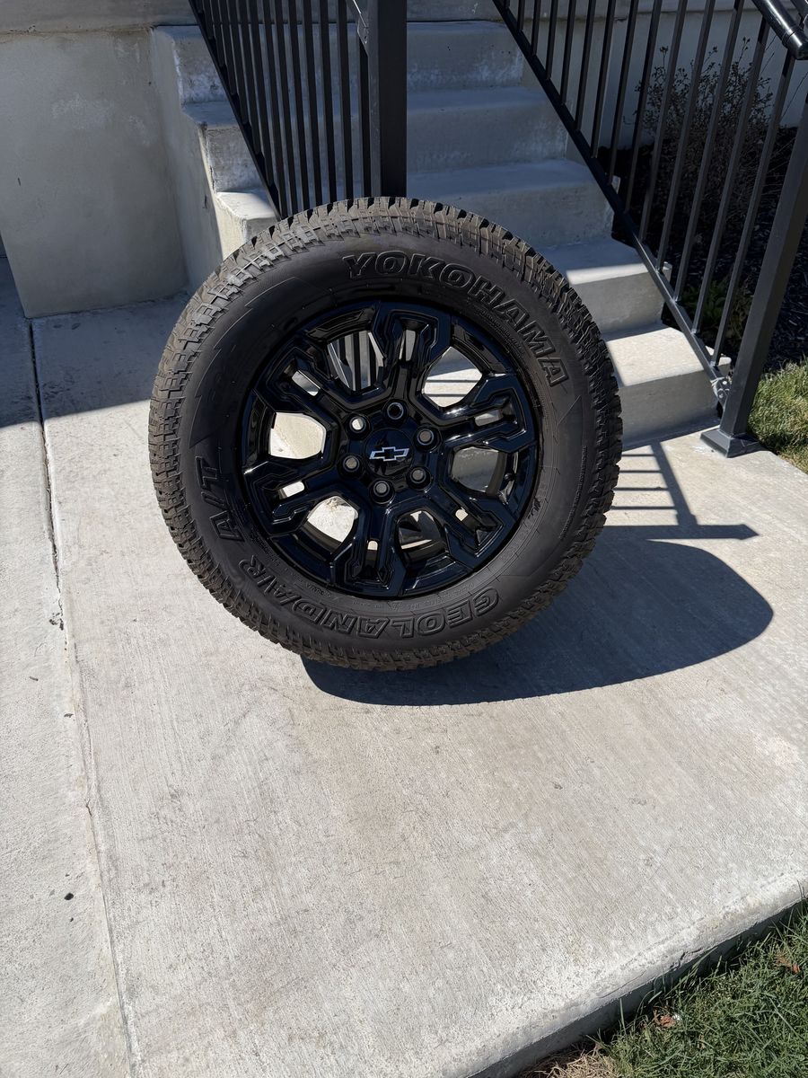 Chevy Silverado 1500 ZR2 Rims and Tires 275/65R18