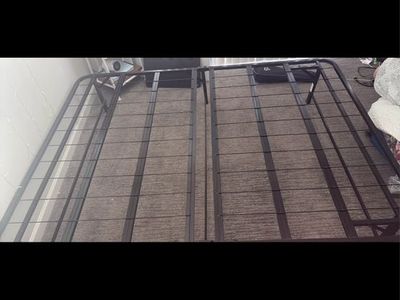 Metal Black Bed Placer