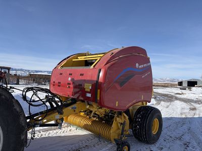 Round bale hay baler