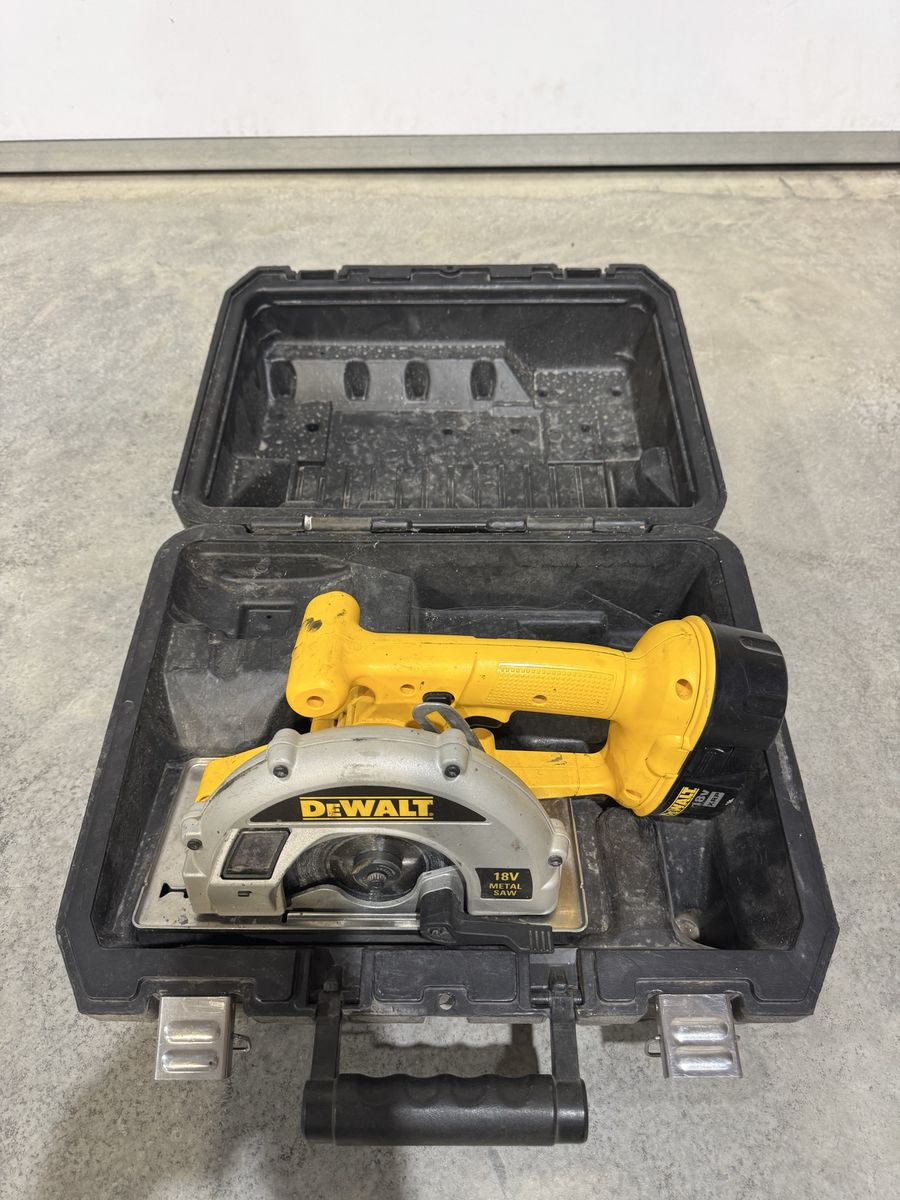 DEWALT 18V Cordless Metal Saw and Spotlight Kit w/ Case