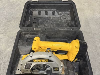 DEWALT 18V Cordless Metal Saw and Spotlight Kit w/ Case