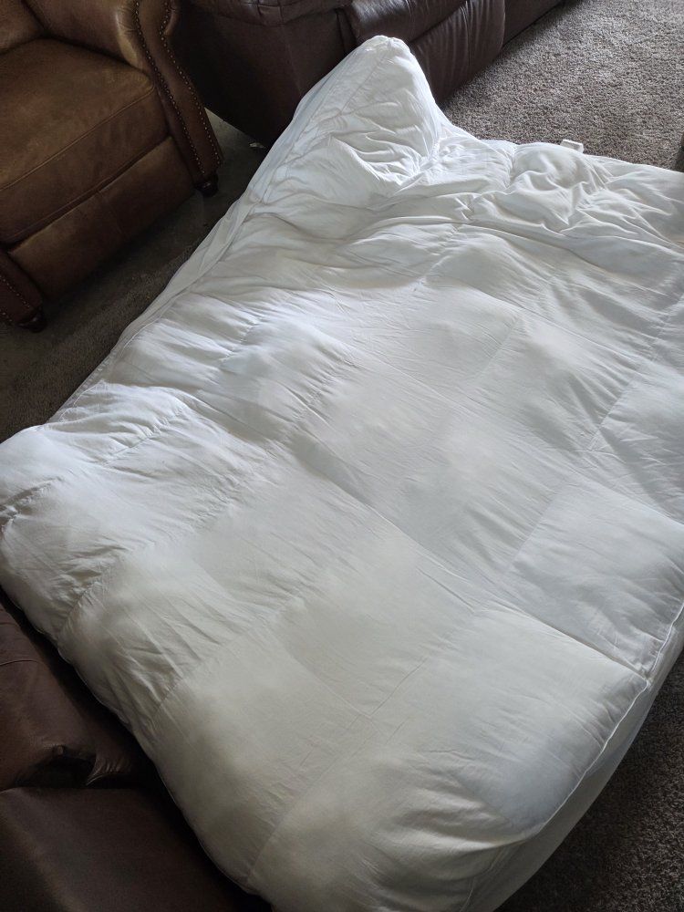 White soft, 2 in foam Comforter, Queen