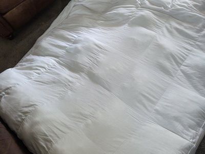 White soft, 2 in foam Comforter, Queen