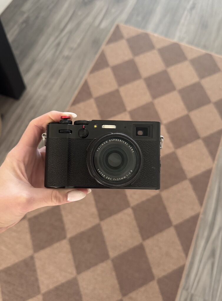 FUJIFILM X100V