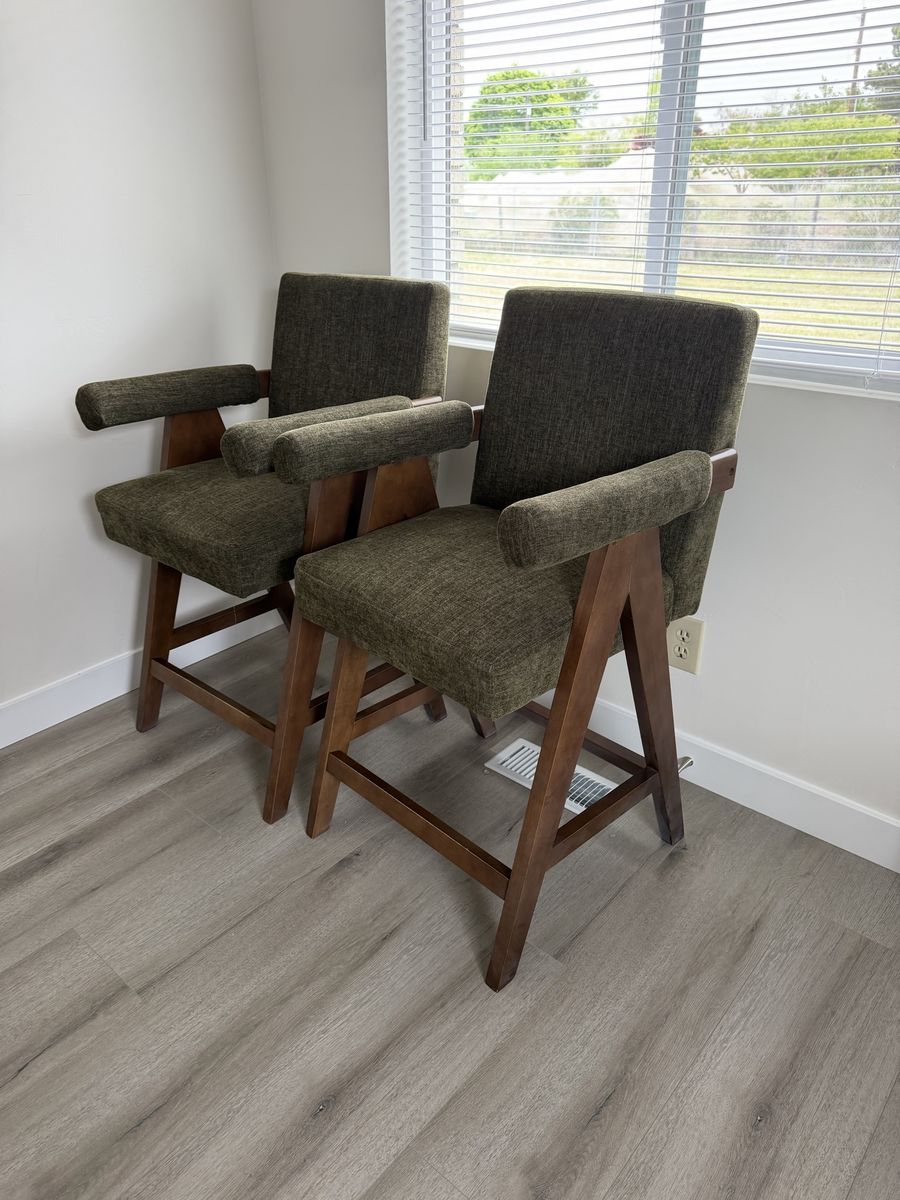 Counter chairs / bar stools