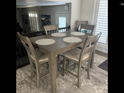 Very nice dinning room set