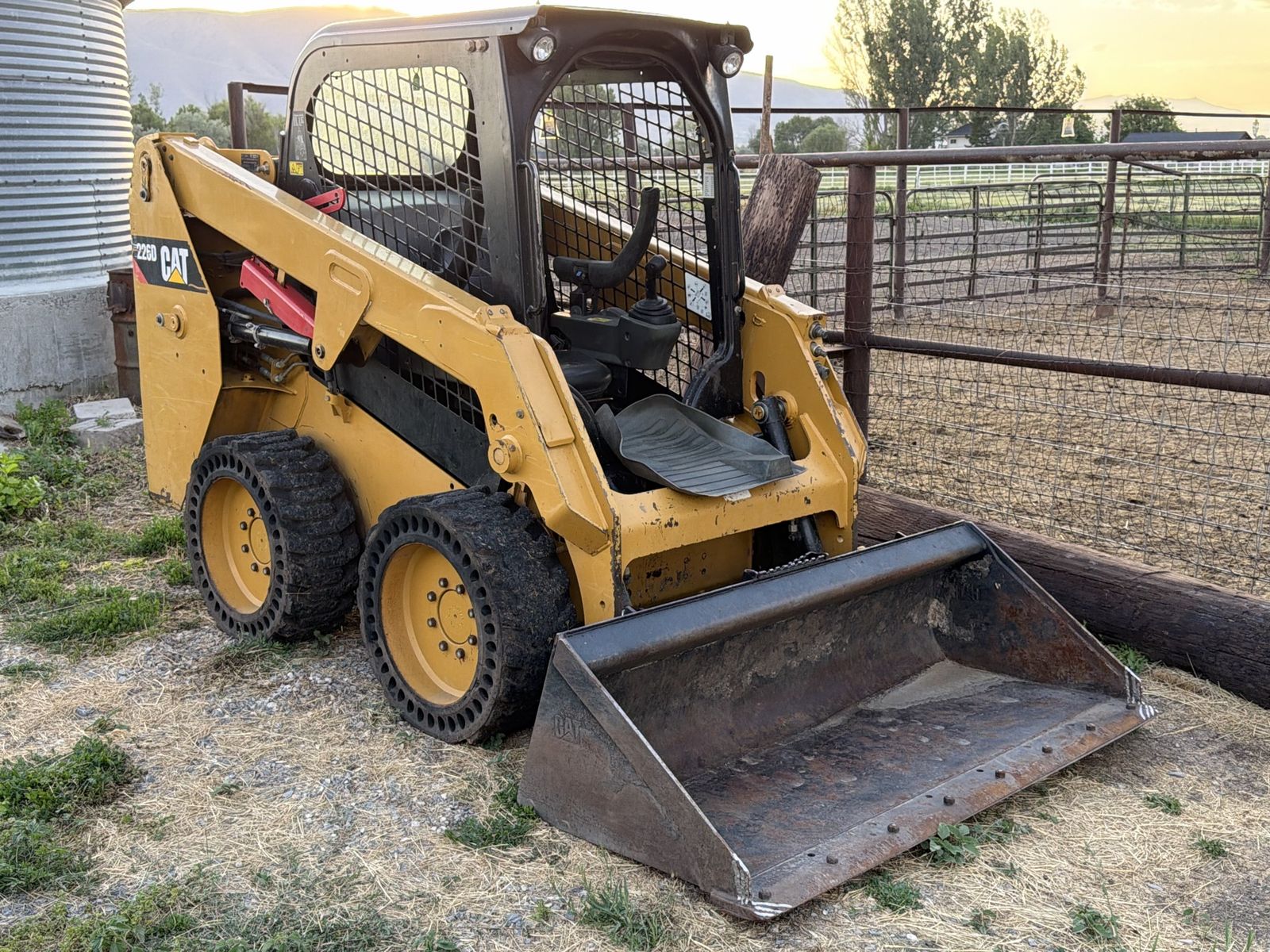 Caterpillar CAT 226D Skid Steer Loader with Bucket Attachment - Used Condition