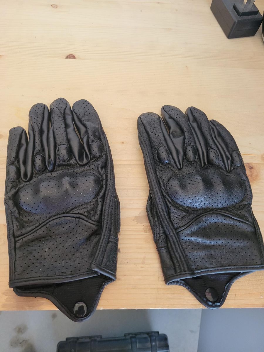 Motorcycle gloves