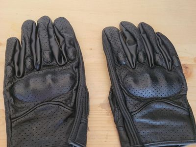 Motorcycle gloves