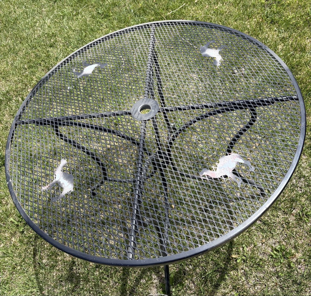 Round black camel metal mesh patio table