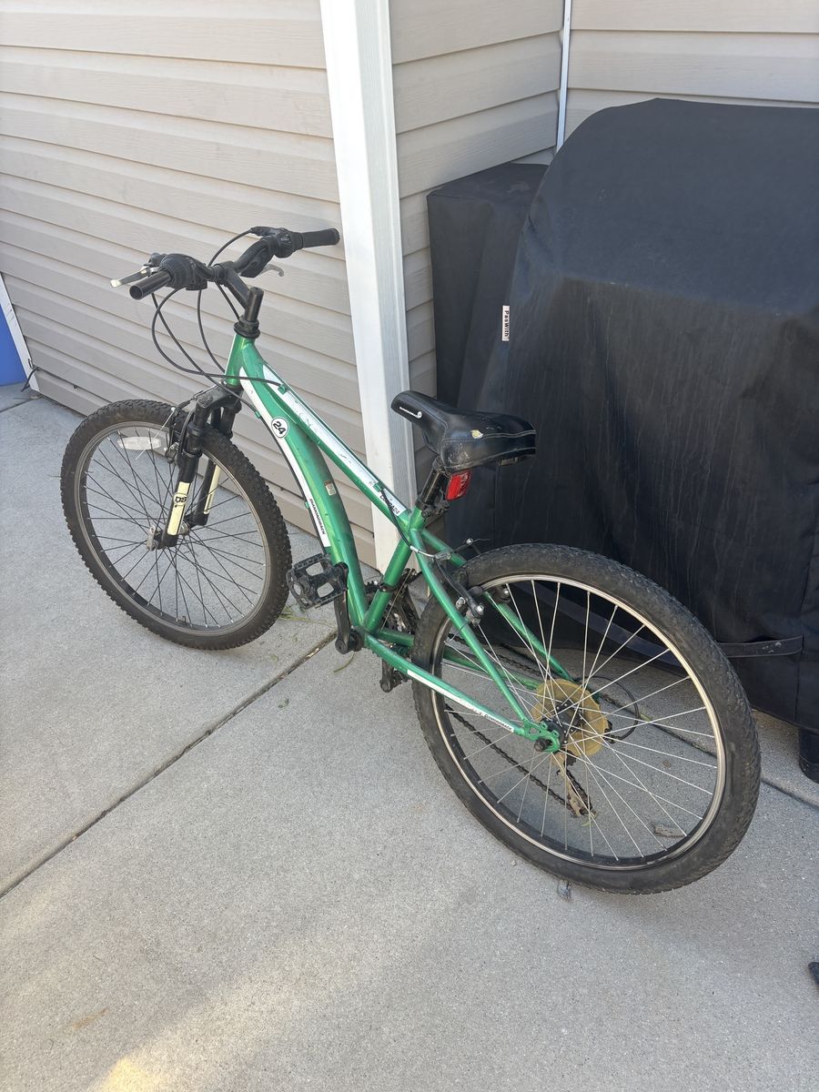Women’s diamondback cobra 24 bike.