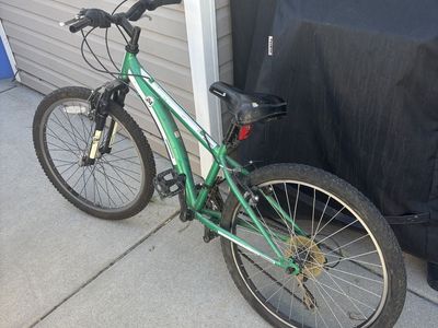 Women’s diamondback cobra 24 bike.