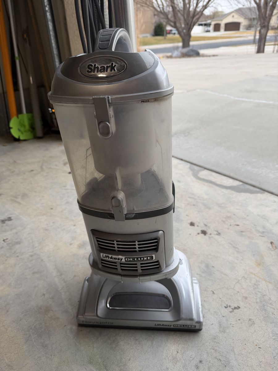 Shark Liftaway Delux