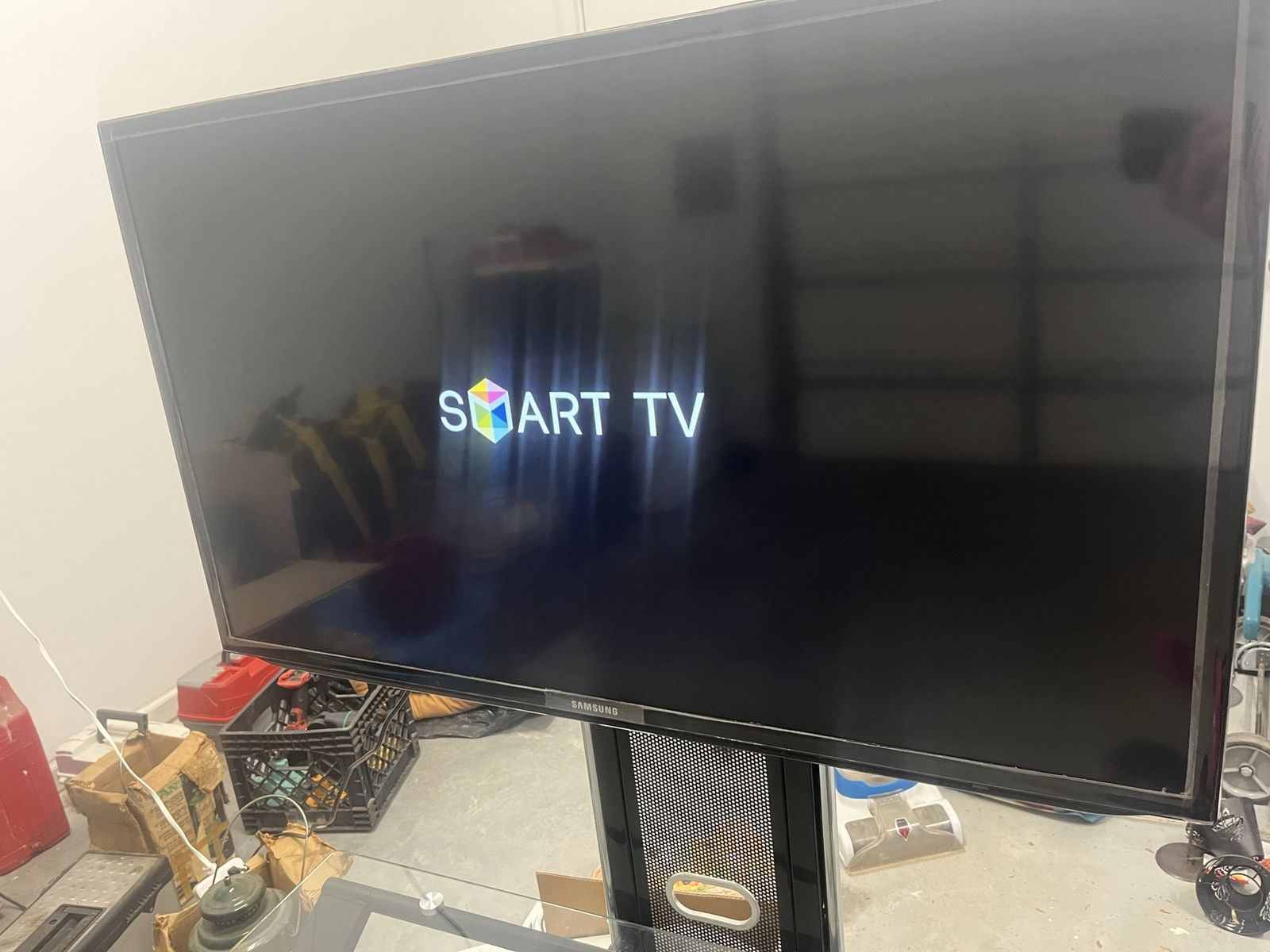 Samsung UN40H5203AF 40" LED Smart TV 1080p HDTV with Glass Stand