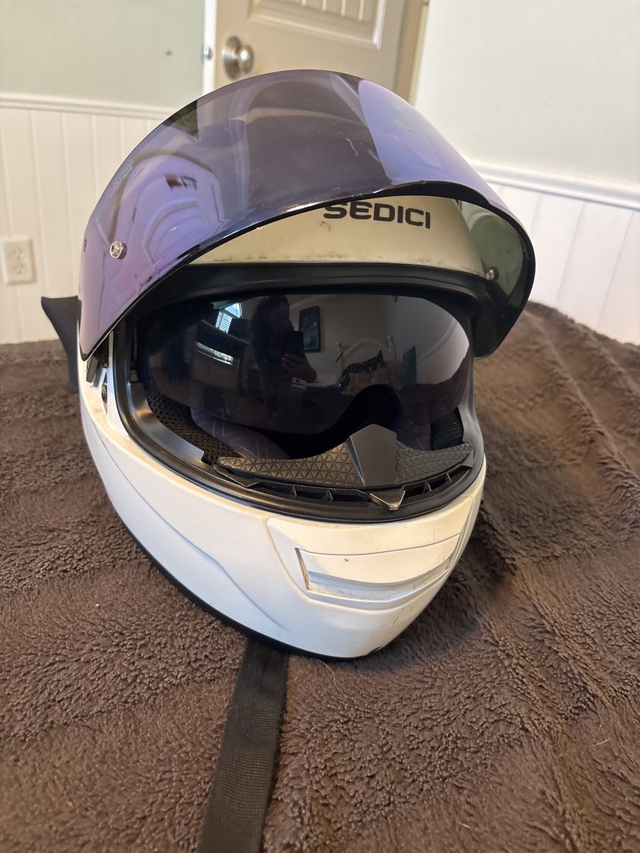 Sedici motorcycle Helmet with Bluetooth speakers