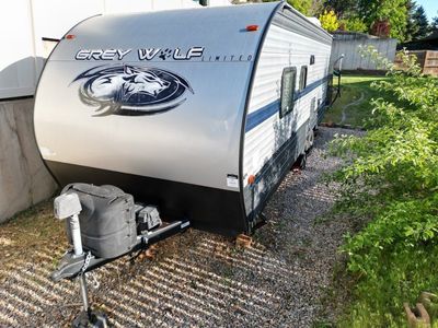 2020 Forest River Cherokee Grey Wolf 22MKSE – Great Condition + Extras!
