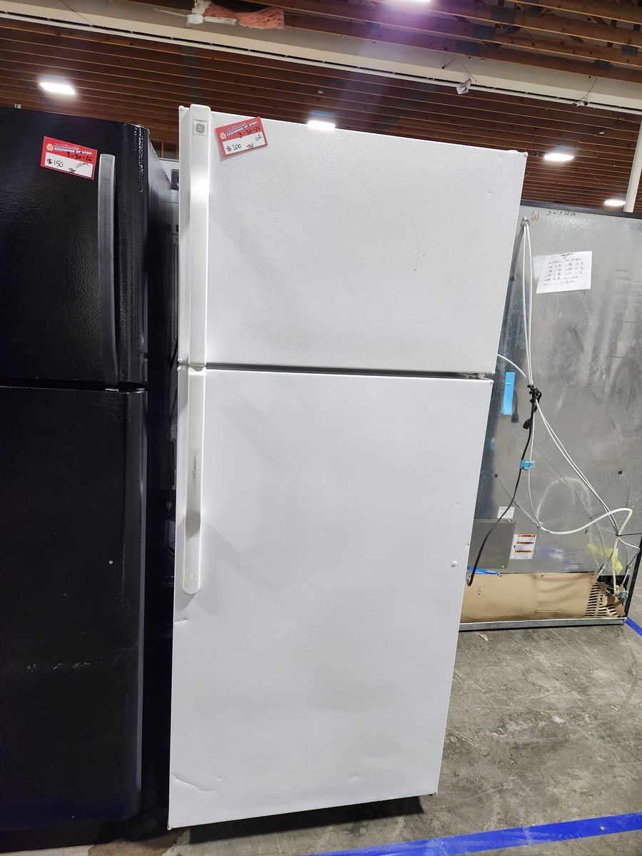 NICE GE TOP AND BOTTOM FRIDGE! W-WARRANTY
