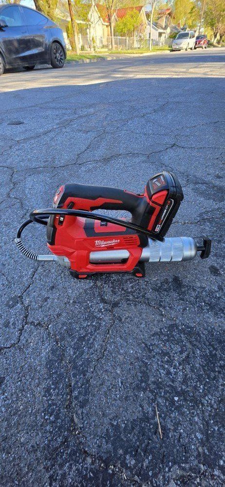 Milwaukee M18 grease gun