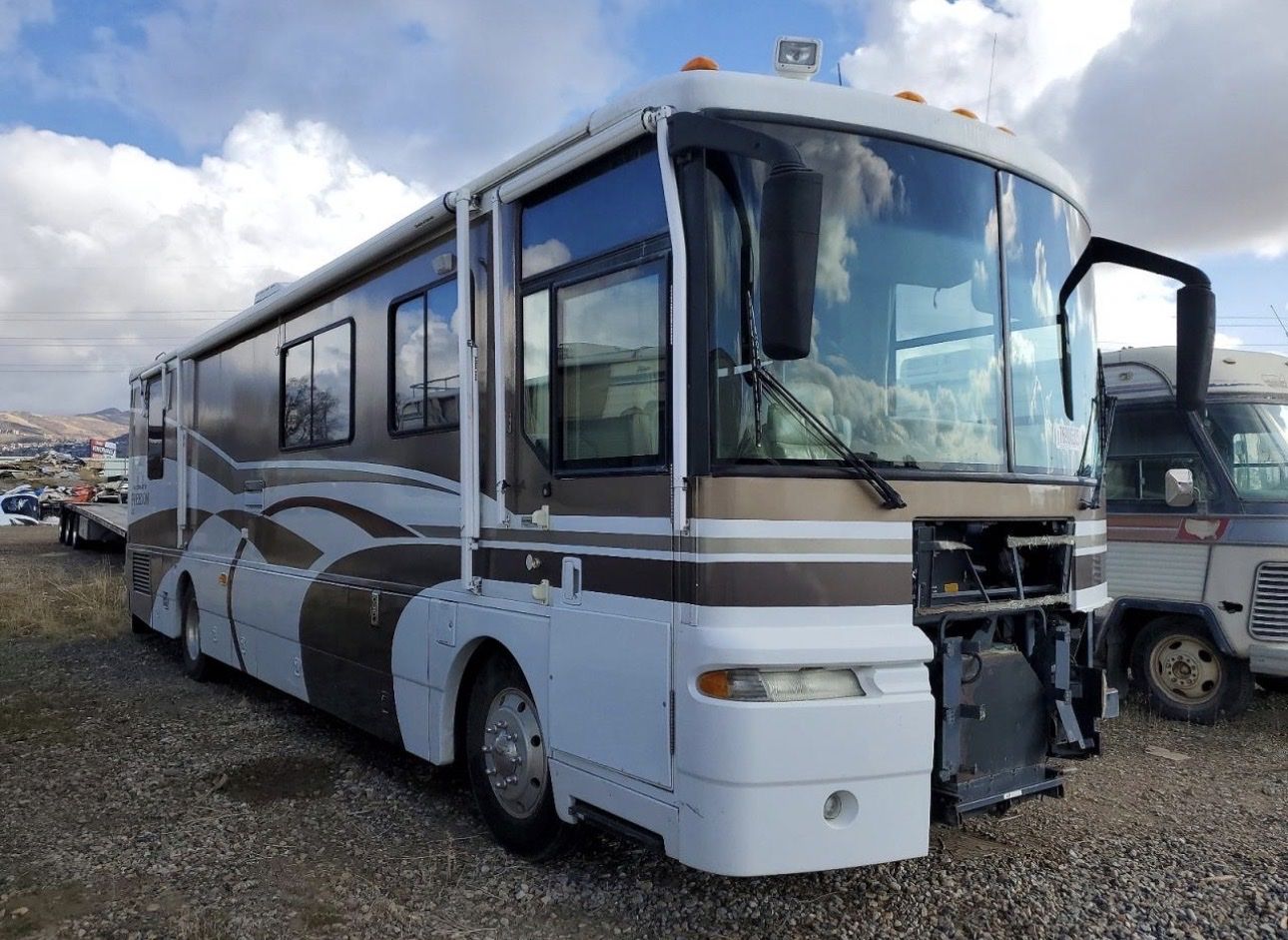 1999 Winnebago Ultimate Freedom M-38