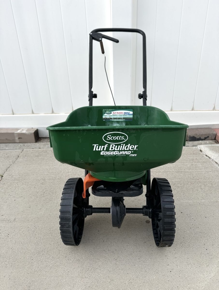 Turf Builder Edgeguard Mini Push Spreader