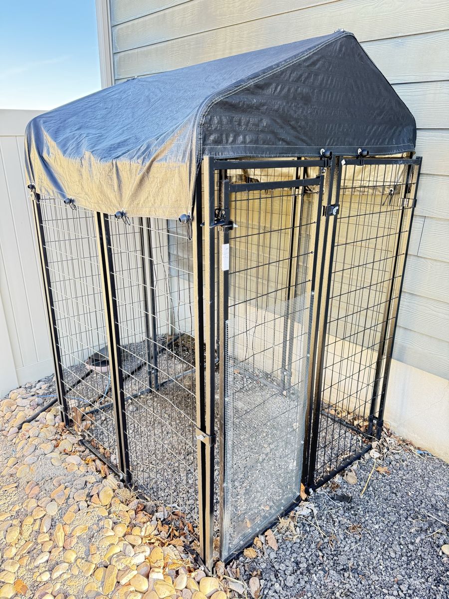 Covered Pet Kennel