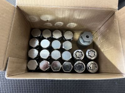 Sedona Spike Lug Nut Set w/Locks