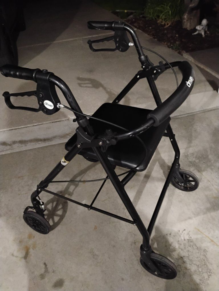 Drive Medical Rollator Walker with Seat and pocket with zipper.Wheels in Black
