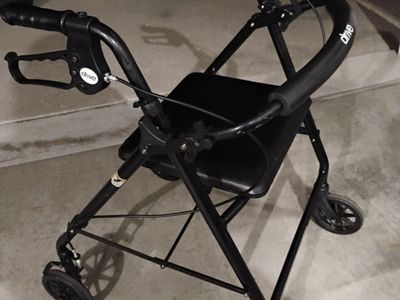 Drive Medical Rollator Walker with Seat and pocket with zipper.Wheels in Black
