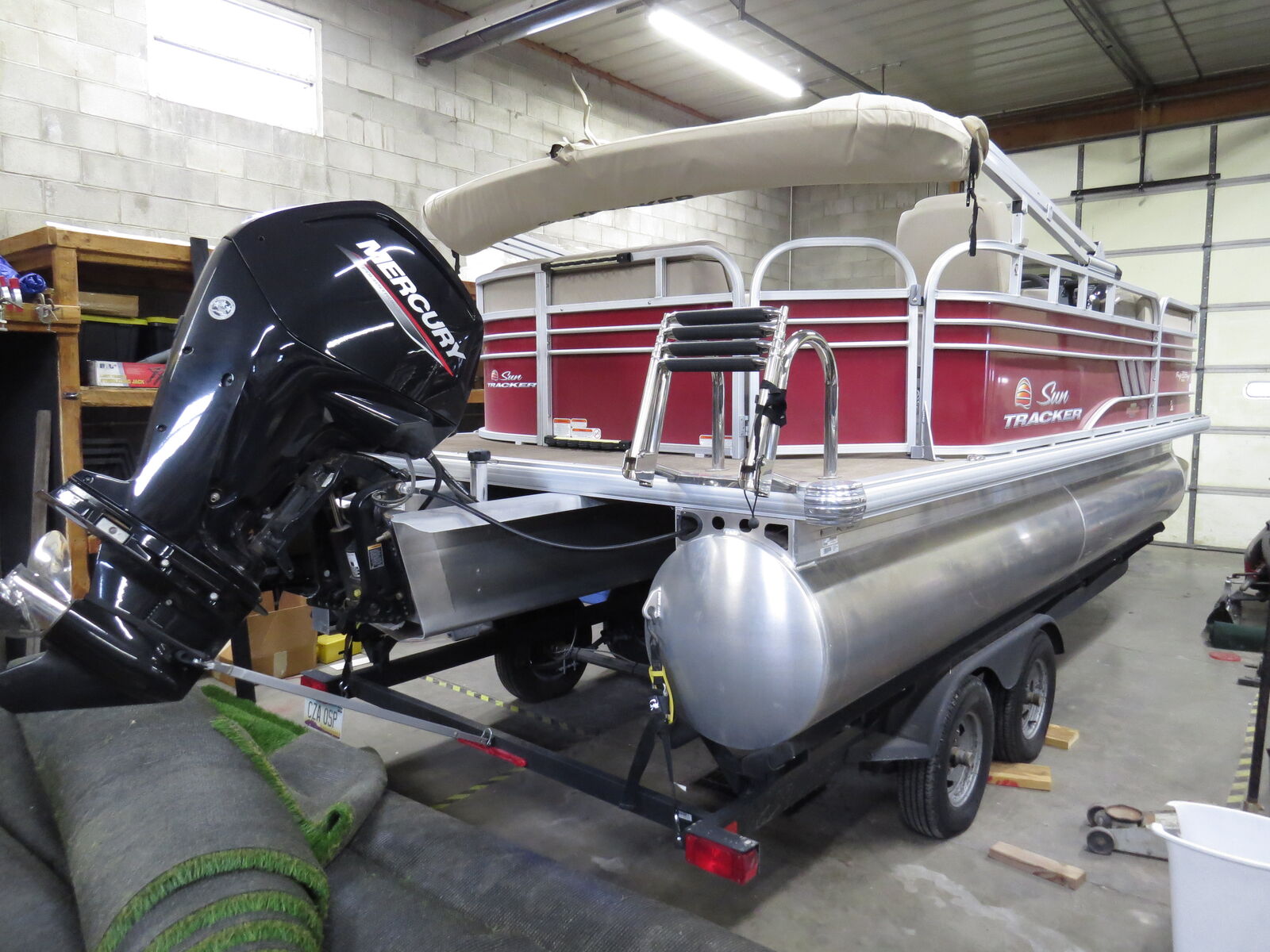 2023 Tracker 20 DLX Party Barge Pontoon
