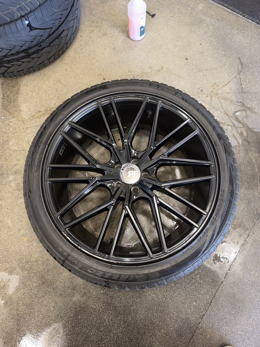 22” Road Force Luxury Staggered Wheels & Tires | 22x9 ET30 / 22x10.5 ET40