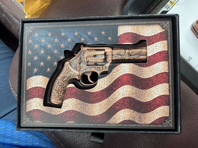 USA Patriotic Commemorative 2.5 oz Cu Revolver Shaped Collectible Coin in Display Box