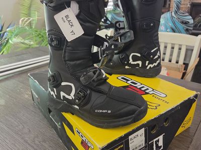 FOX Youth Motorcross Boots, New, Size Y7, New $130.00