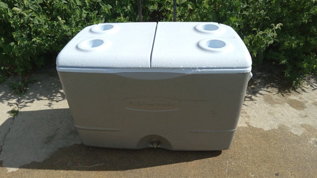 Rubbermaid 60 Qt Wheeled Cooler with Split Lid – Cleaned & Ready
