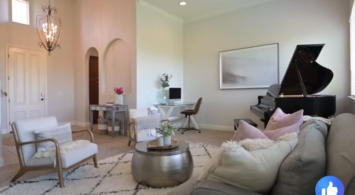 Baby Grand Piano player