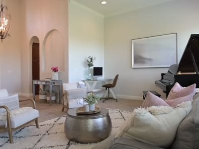 Baby Grand Piano player