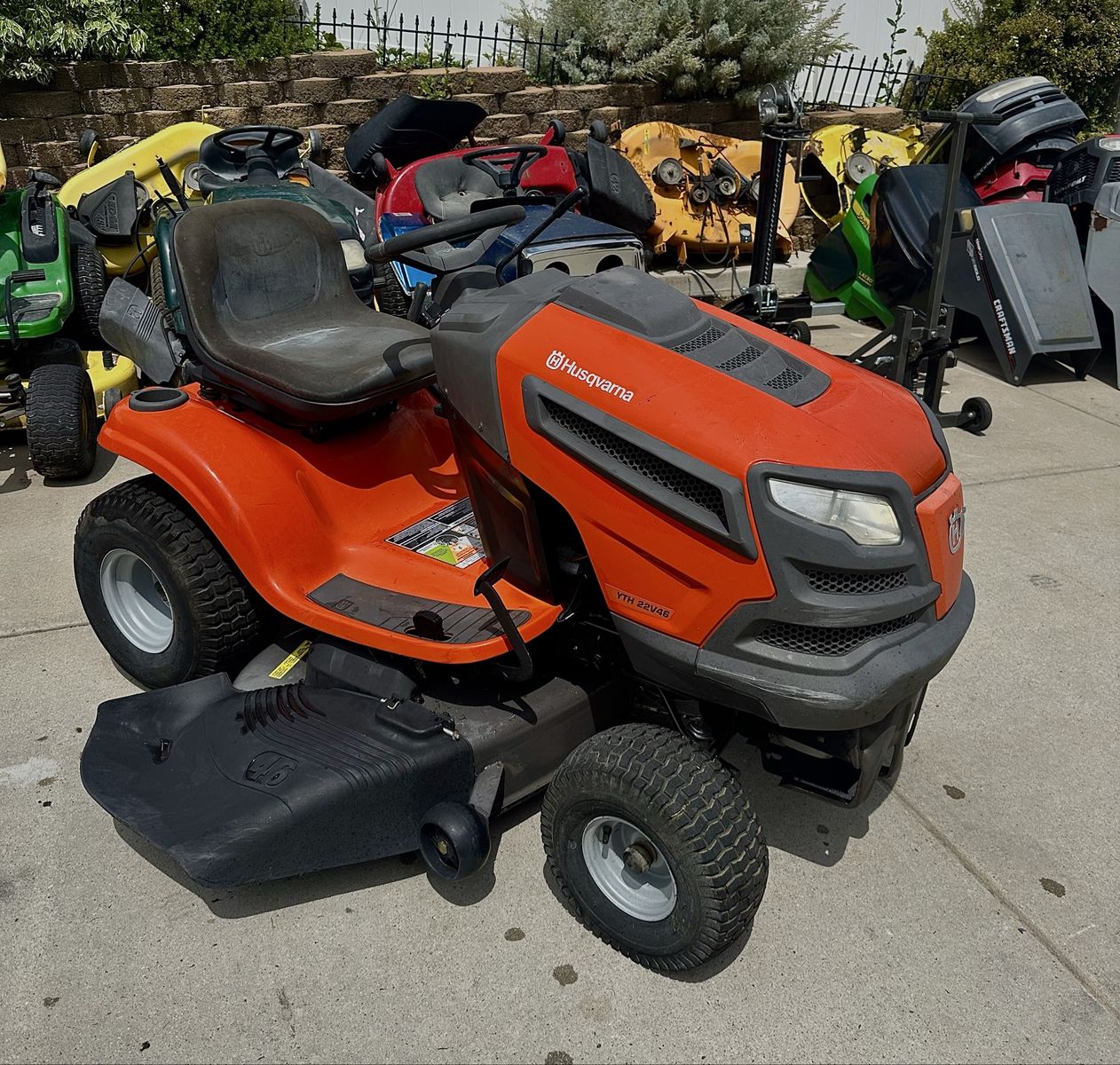 Husqvarna YTH 22V46 Riding Mower