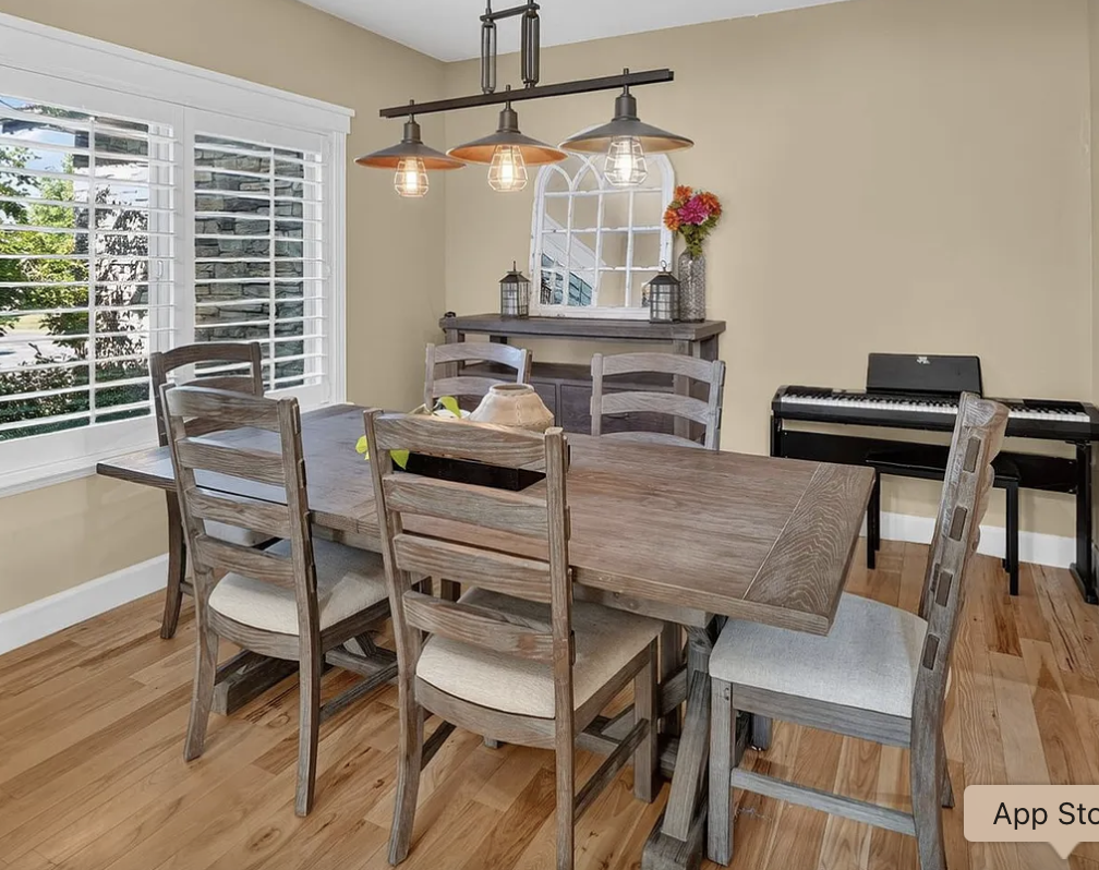Dining room table 8 seater. Extendable table. Comes with dining cabinet
