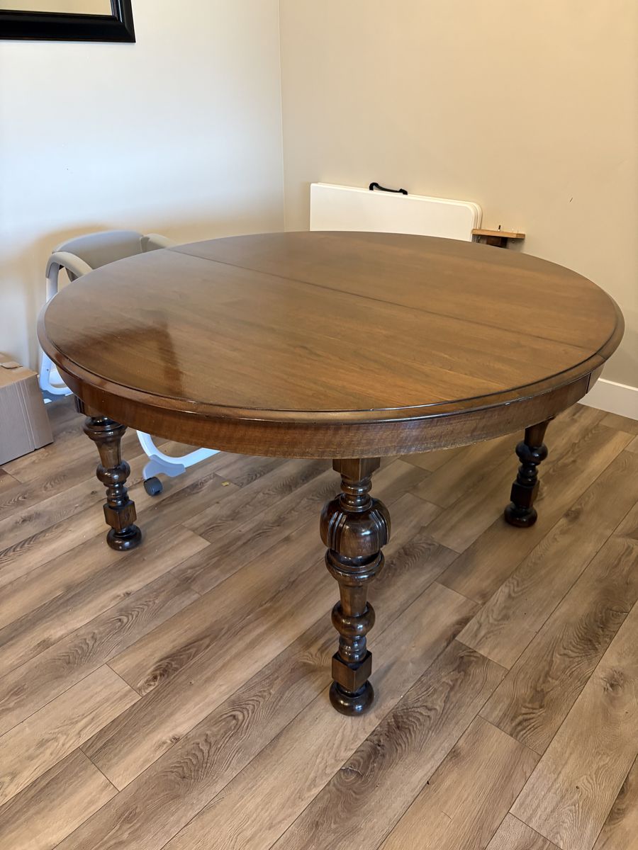 Gorgeous hard wood table with 2 extender leaves