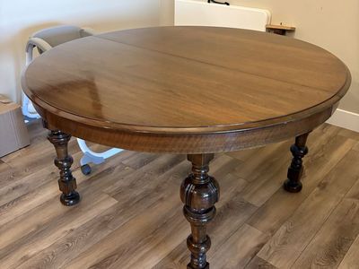 Gorgeous hard wood table with 2 extender leaves